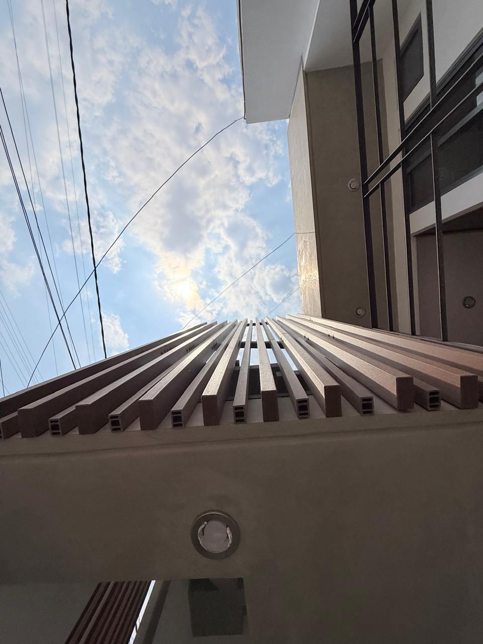 Vista hacia arriba de las lamas de la celosía contra el cielo