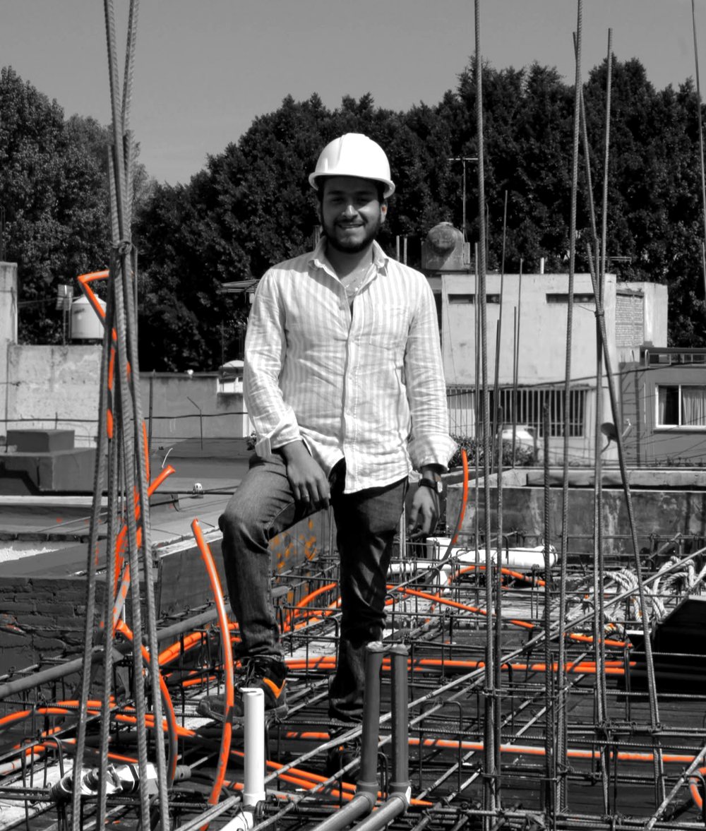 Arq. Jesús Armando García de la Fuente con casco en una losa en obra