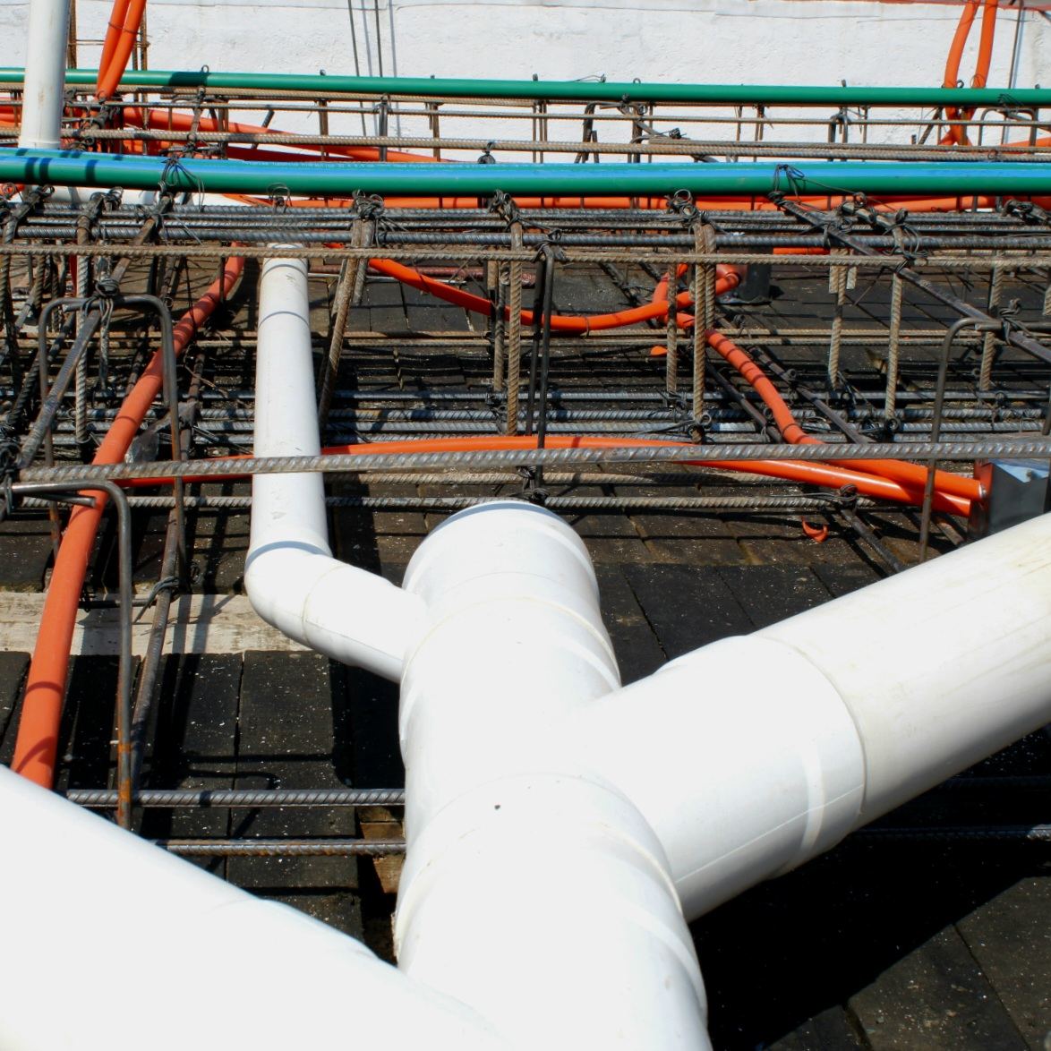Instalaciones hidráulicas y eléctricas sobre el armado de una losa